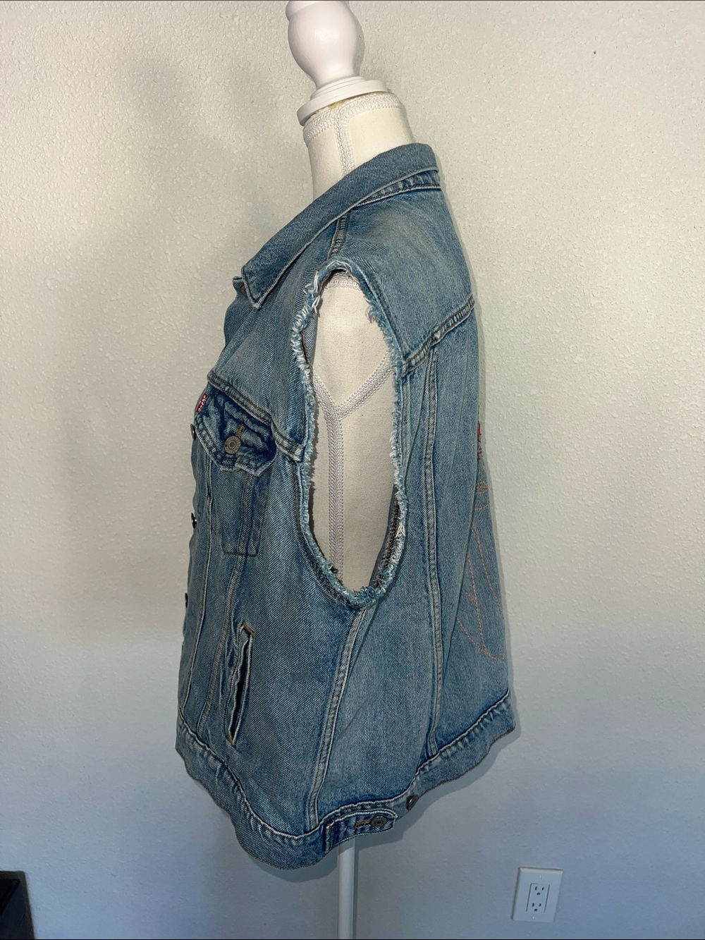 LEVI'S LEVI STRAUSS & CO Jean DENIM BLUE Vest W/ Beautiful Embroidery On Back 💐 - Picture 6 of 12